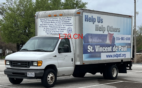 地面上的柴油污渍，是偷油贼对圣路易斯天主教慈善组织圣文森特・德・保罗协会的流动食物补给车下手的证据。