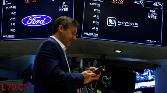 2025 年 3 月 27 日，美国纽约证券交易所交易大厅，屏幕实时显示福特、通用汽车股票行情。