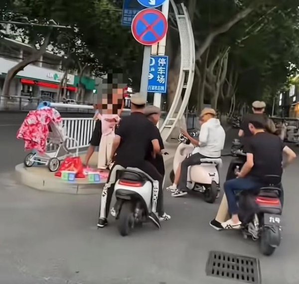 河南小伙在街头给求助父女捐7.91元，家长：确实是孩子手机里全部余额，无不良嗜好